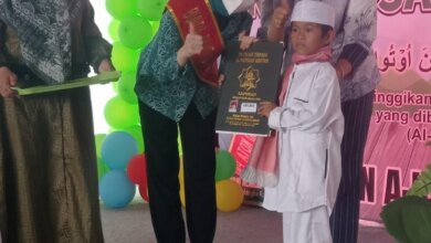 MENGHADIRI : Bunda PAUD Kota Palangka Raya Avina Fairid Naparin saat menghadiri kegiatan Haflah Akhir Wisuda TKIT Al - Sayedah Maryam Jalan Kecipir, Kamis (16/6/2022). FOTO PATHUR
