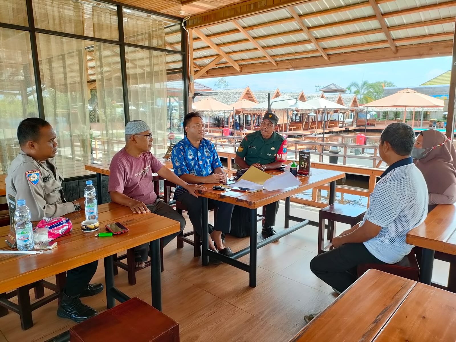 MEDIASI : Ketua RT. 05 jalan rawberry didampingi pihak Kelurahan Panarung, Babinsa dan Bhabinkamtibmas saat melaksanakan mediasi bersama pemilik rumah makan Saung Rindu Telaga, Kamis (16/6/2022). FOTO PATHUR