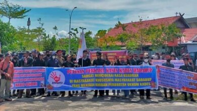 Sekelompok warga menggelar aksi di depan Pengadilan Tipikor Palangka Raya