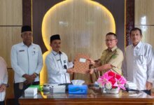 Kemenag Kota Palangka Raya memberikan paket penyertaan modal kepada 10 pelaku usaha