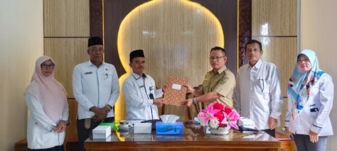 Kemenag Kota Palangka Raya memberikan paket penyertaan modal kepada 10 pelaku usaha