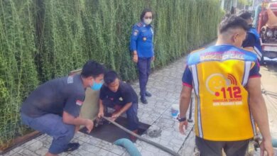 AKTIF : Kepala DPKP Palangka Raya Gloriana Aden Aktif memimpin langsung penanganan genangan air di depan Bahalap Hotel, baru-baru ini. FOTO DPKP