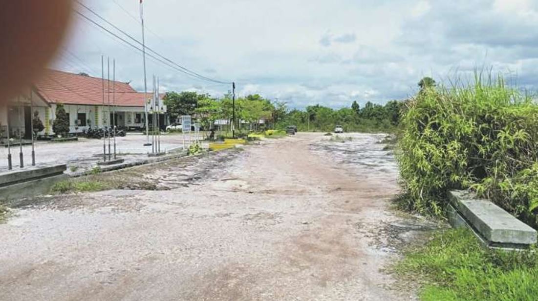 RUSAK: Kondisi salah satu ruas jalan ke sejumlah kantor perangkat daerah di Kuala Kurun, perlu mendapat perbaikan dari instansi terkait.