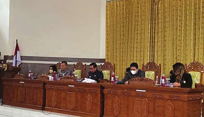 PIMPIN RAPAT: Ketua Dewan Perwakilan Rakyat Daerah Gunung Mas Akerman Sahidar (tengah) saat memimpin rapat paripurna DPRD Gumas, belum lama ini.