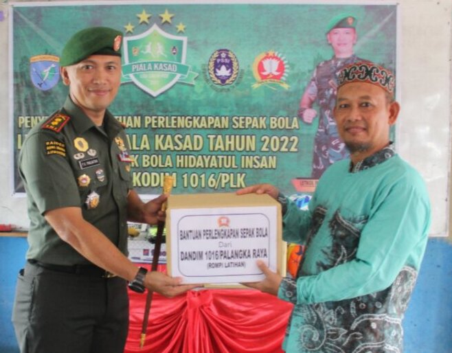 Dandim Beri Dukungan Perlengkapan Sepak Bola Kepada Tim Hidayatul Insan