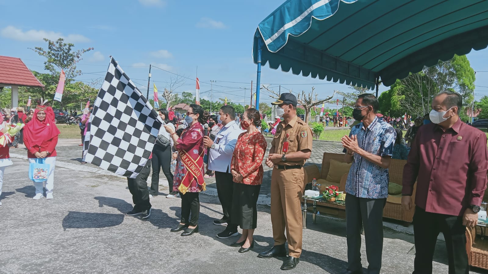 PELEPASAN - Bunda PAUD Katingan Daurwaty Sakariyas melepaskan rombongan karnaval dalam rangka gebyar PAUD, Selasa (9/8). FOTO HUMAS SETDA KATINGAN