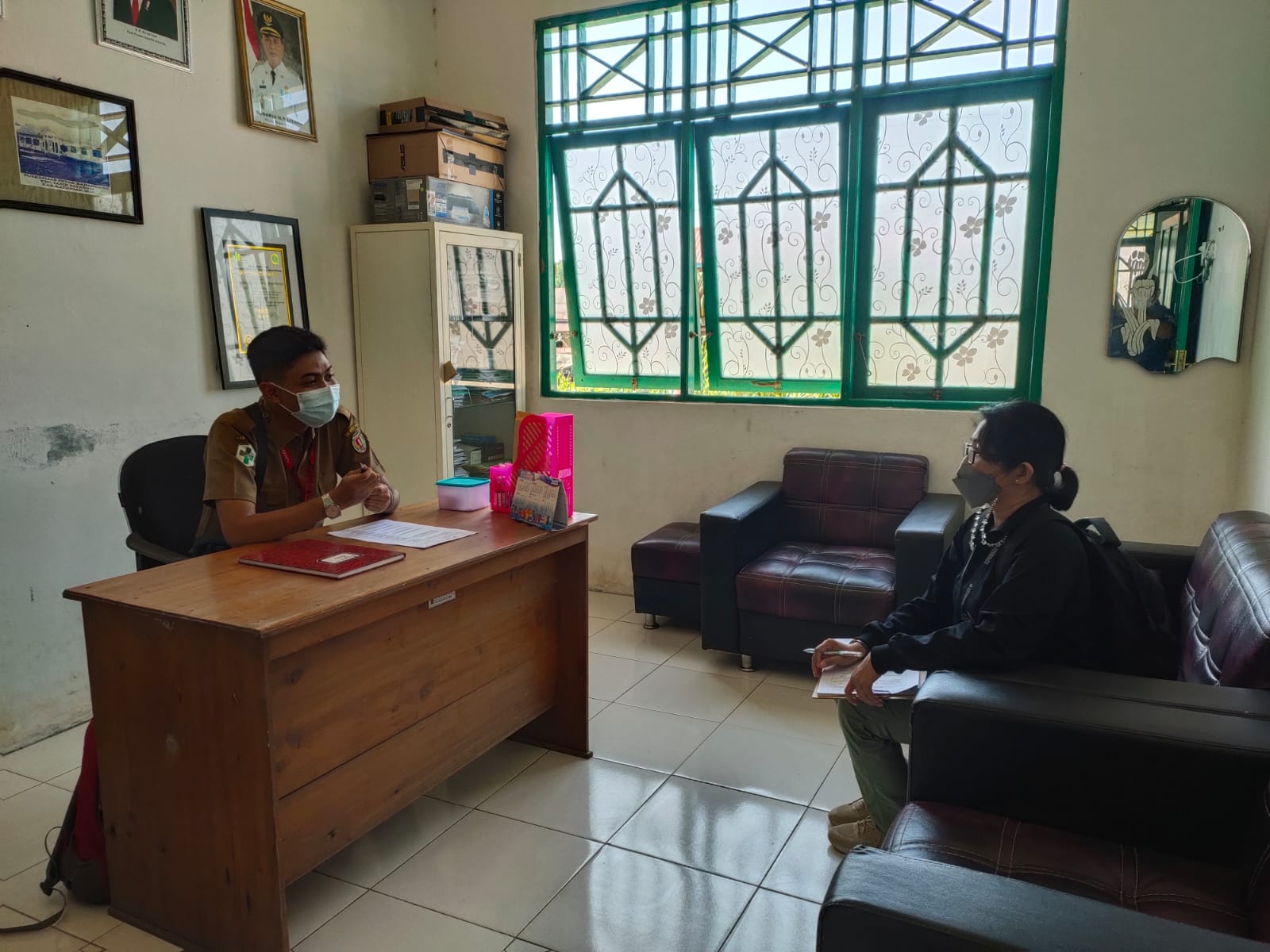 PEMANTAUAN - Tim dari Dinas Komunikasi, Informatika, Persandian, dan Statistik Katingan, untuk melakukan pemantauan isu publik terkait Covid 19 di Desa Petak Bahandang Kecamatan Tasik Payawan, Selasa (9/8/2022). FOTO JERI