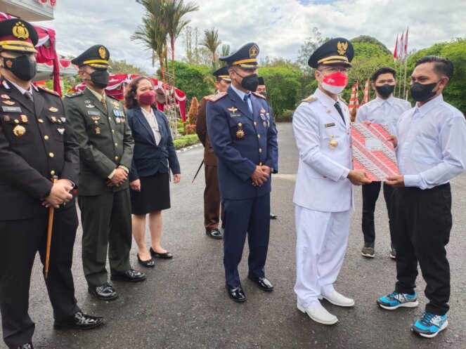 PENYERAHAN - Bupati Katingan Sakariyas menyerahkan remisi pada dua orang perwakilan narapidanadi halaman Kantor Bupati Katingan, Rabu (17/8/2022). FOTO JERI/