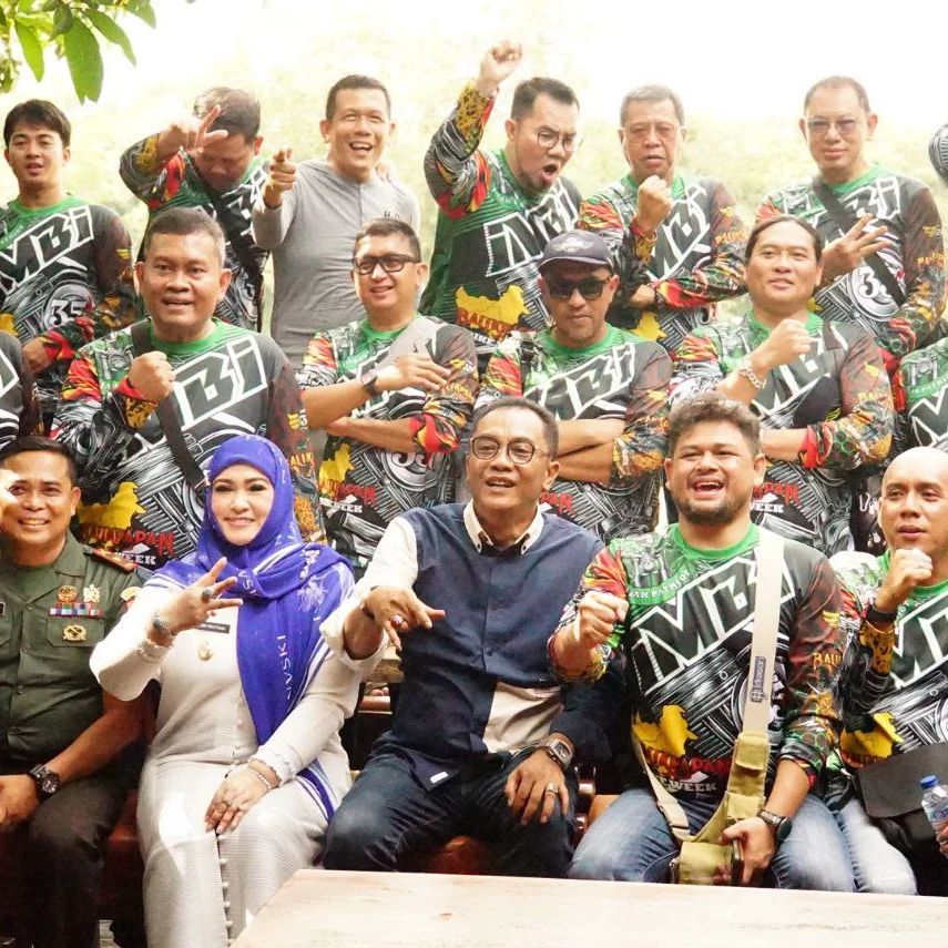KEBERSAMAAN : Ketua DPRD Kota Palangka Raya Sigit Karyawan Yunianto (tengah) bersama Ikatan Motor Besar Indonesia (IMBI), Rabu (24/8/2022). FOTO DPRD