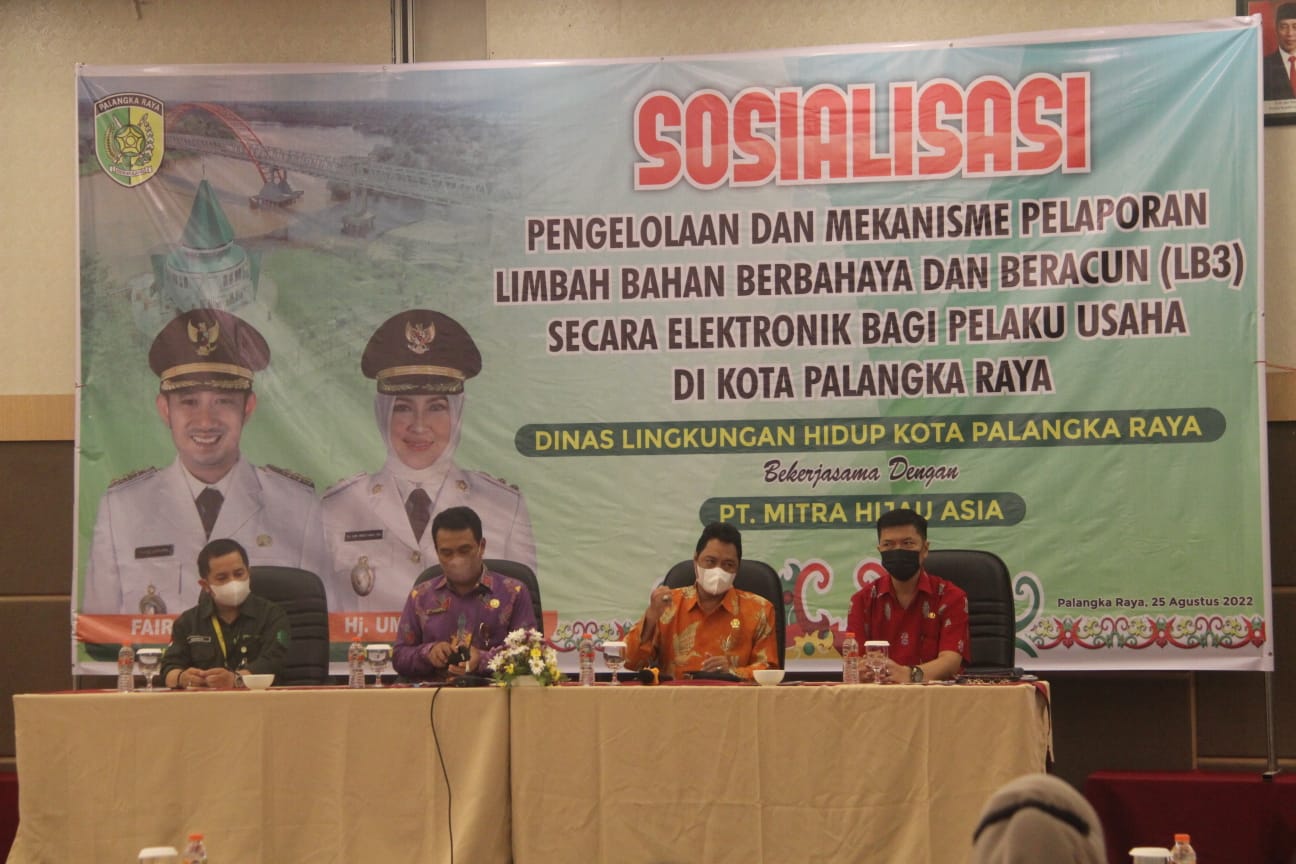 Kadinkes Palangka Raya Achmad Zaini (dua dari kanan) membuka sosialisasi pengelolaan dan mekanisme pelaporan LB3 secara elektronik di Palangka Raya. FOTO PATHUR