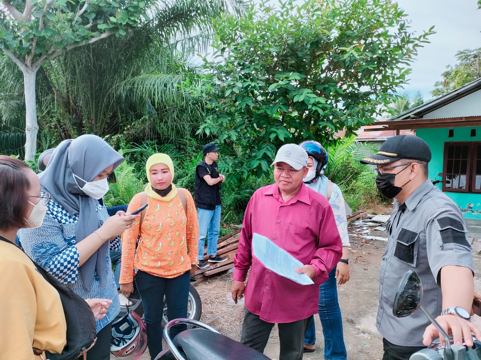Camat Jekan Raya Sri Utomo bersama staf Dinsos Palangka Raya melakukan aksi jemput bola pendataan penyaluran bantuan permakanan dari Dirjen Rehabilitasi Sosial Kementrian Sosial, Selasa (30/8/2022). FOTO PATHUR