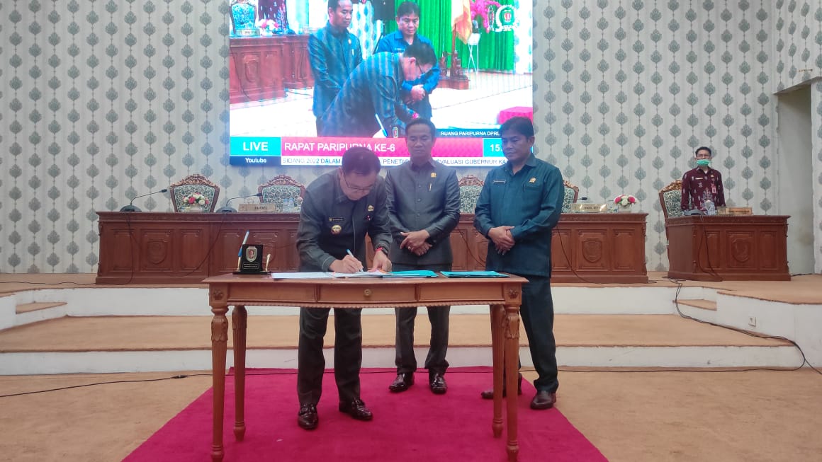 PENETAPAN - Bupati Katingan Sakariyas disaksikan unsur pimpinan DPRD Katingan, ketika rapat paripurna DPRD Katingan, Jumat (26/8/2022).