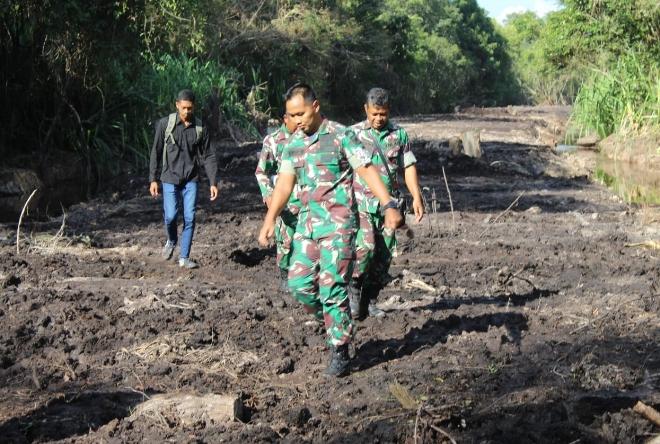 MENINJAU : Dansatgas TMMD ke-114 Kodim 1012/Btk, Letkol Inf Hendro Wicaksono saat mengecek langsung pengerjaan jalan TMMD. FOTO IST