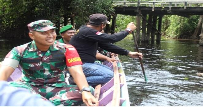 MENINJAU : Dan Satgas TMMD ke-114 Kodim 1012/Btk, Letkol Inf Hendro Wicaksono, harus menempuh perjalanan dengan perahu menuju sasaran TMMD desa Danau Ganting, Kec. Dusun Selatan, kab. Barito Selatan. FOTO IST