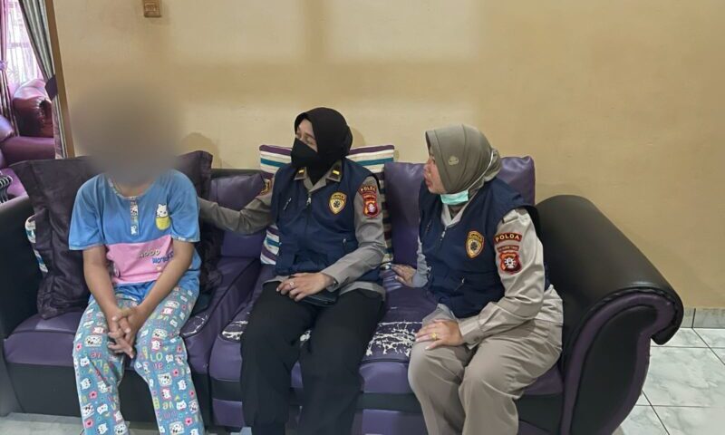 Anak Pasutri Korban Pembunuhan Didampingi Polisi