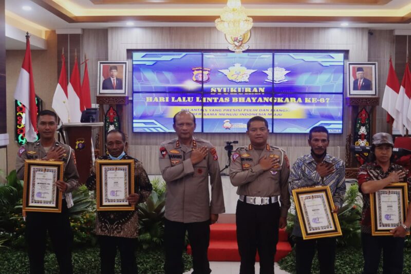 Personel Lalu Lintas dan Tiga Relawan Dapat Penghargaan