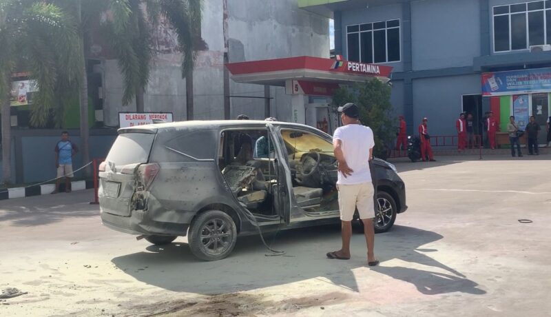Mobil Cayla Hitam Berkobar dan Sopir Melarikan Diri