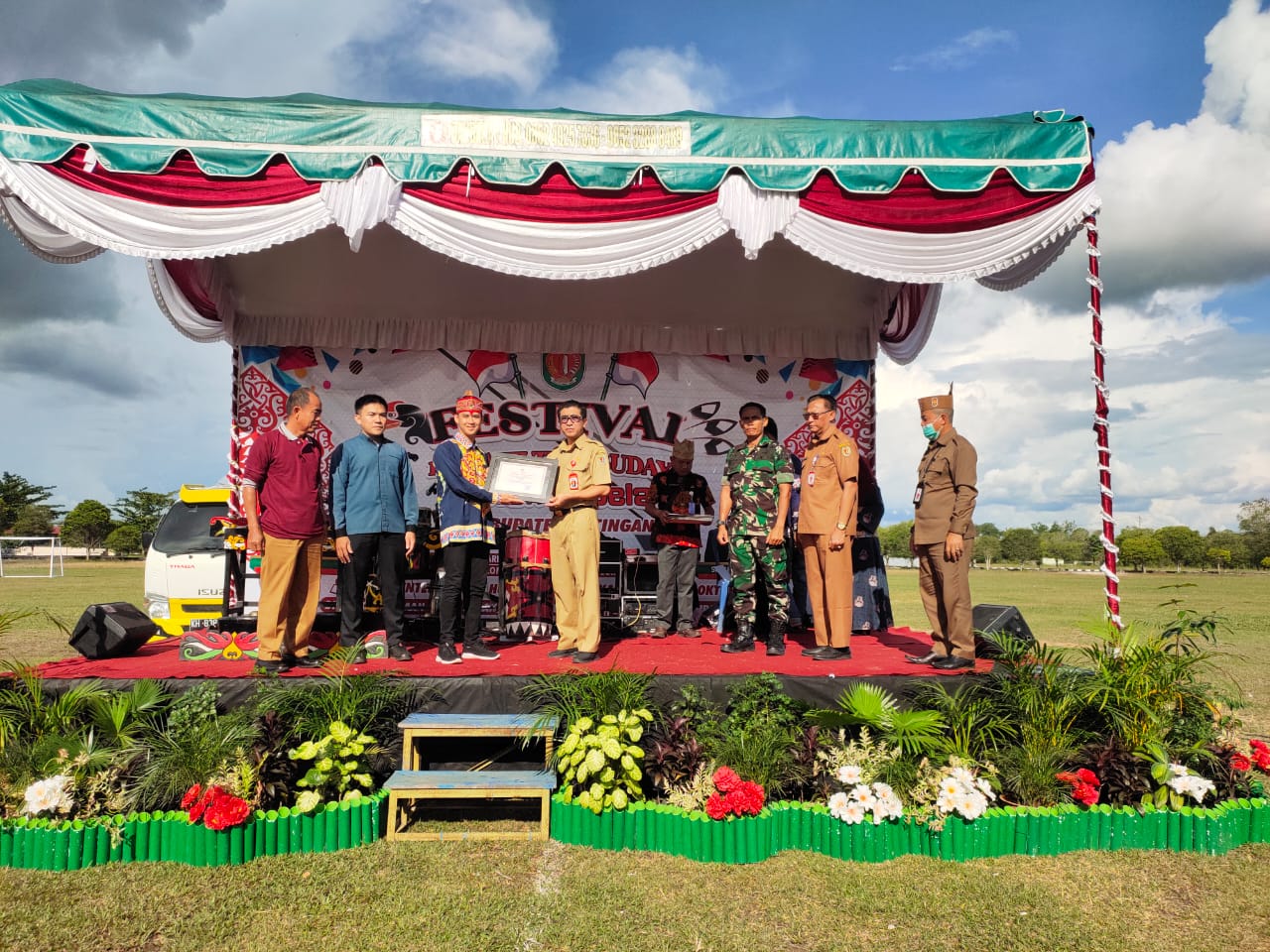 Plt Asisten I Setda Katingan Deddy Ferras menyerahkan penghargaan di Festival Kreativitas Budaya Anak Tabela di sport Center Kasongan, Selasa (4/10/2022) sore.
