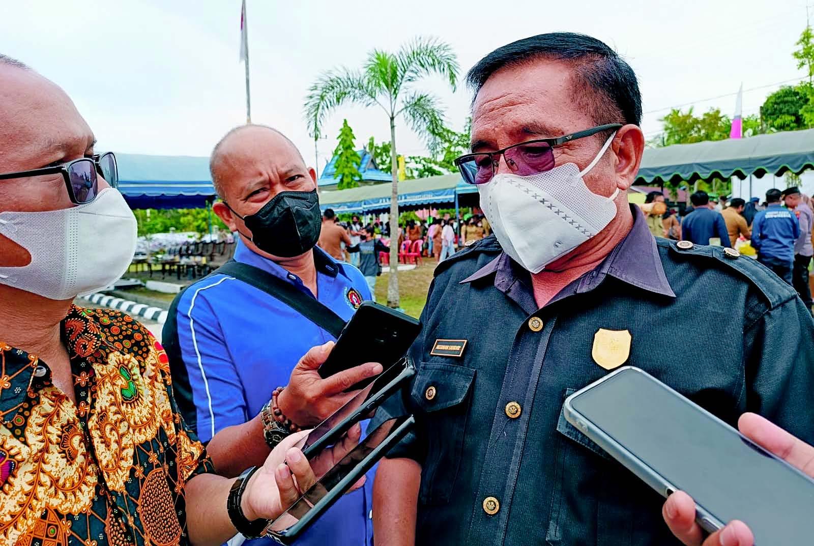 WAWANCARA: Ketua DPRD Gunung Mas Akerman Sahidar saat diwawancarai wartawan di Kuala Kurun, beberapa waktu lalu.