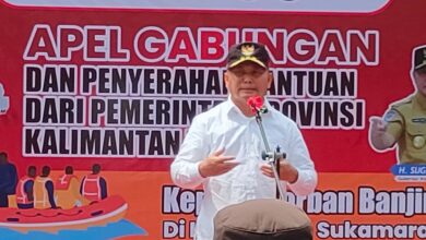 Serahkan Bansos Warga Terdampak Banjir di Sukamara