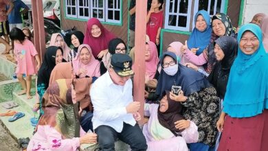 Gubernur Sugianto Sabran menyambangi pengungsi di Kelurahan Kotawaringin Hulu, Kabupaten Kobar