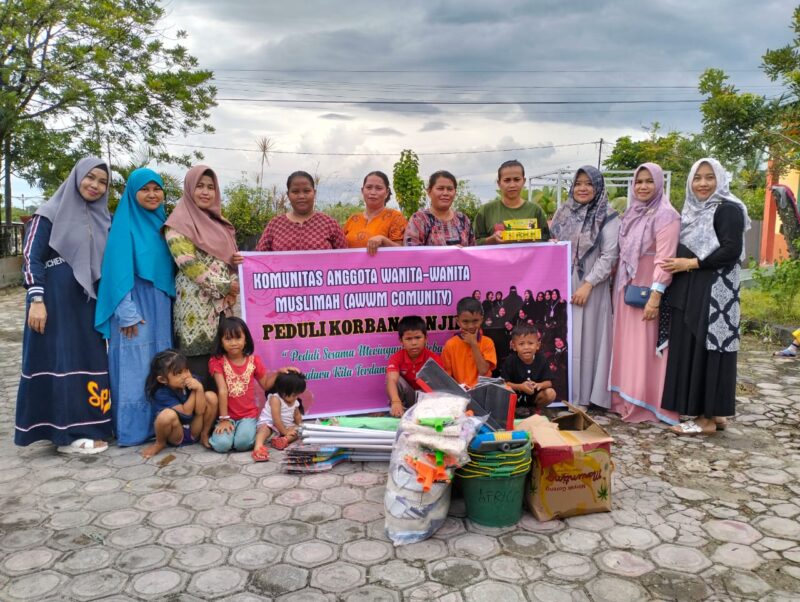 BANTUAN : Kelompok pengajian AWWM Community menyerahkan bantuan korban banjir di Pangkalan Bun, Rabu (9/11/2022).