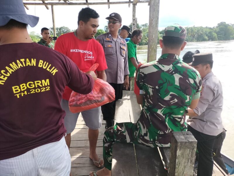 Korban Banjir Antusias Terima Bantuan Paket Sembako