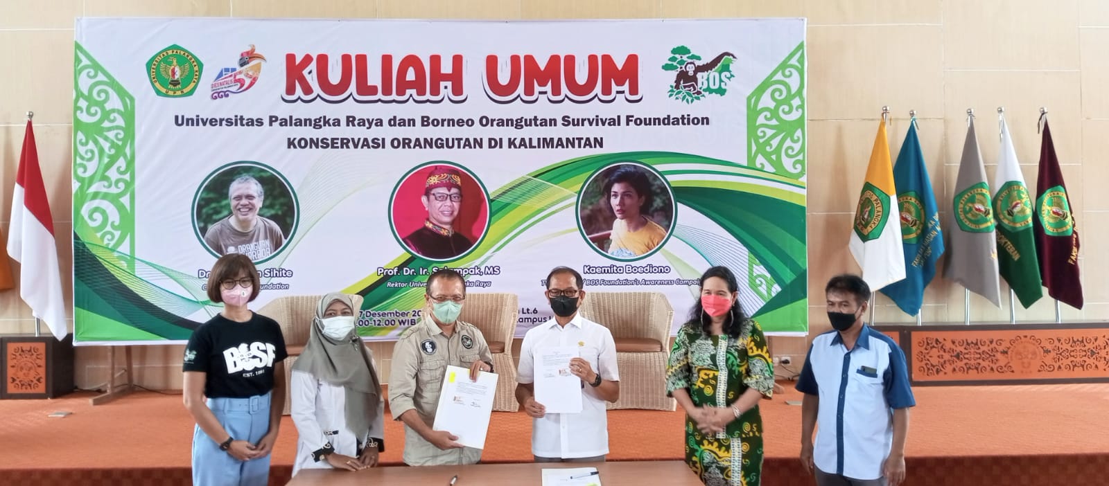 KERJASAMA : CEO Of BOS Foundation, Dr. Jamartin Sihite dan Rektor UPR, Prof. Dr. Ir. Salampak, MS, menunjukkan MoU yang sudah ditandatangani, Rabu (7/12/2022). YUDA / KALTENG.CO