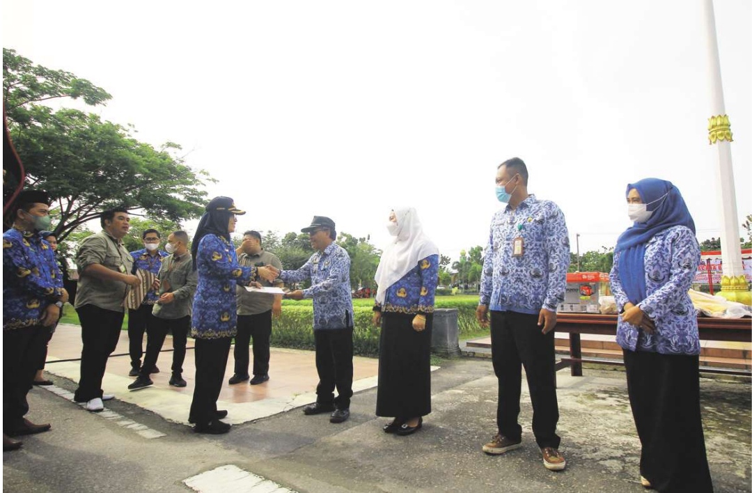 APRESIASI: Sekda Kota Palangka Raya Hera Nugrahayu menyerahkan predikat Kampung Proklim kepada lurah masing-masing penerima di sela-sela peringatan HUT KORPRI ke 51, Selasa (29/11).