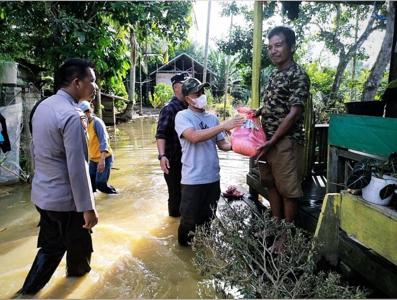Penyerahan Bantuan Masyarakat Terdampak Banjir di Lamandau Berlanjut