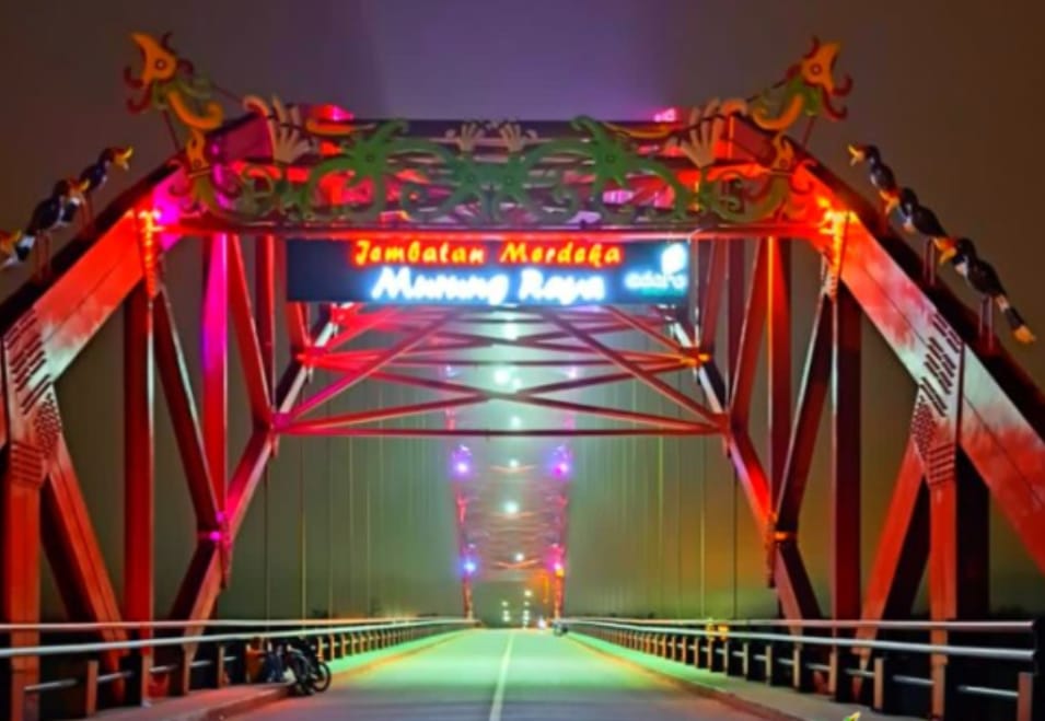 Jembatan Merdeka Kini Berwarna