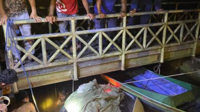 Mobil Rush Tercebur ke Sungai Arut