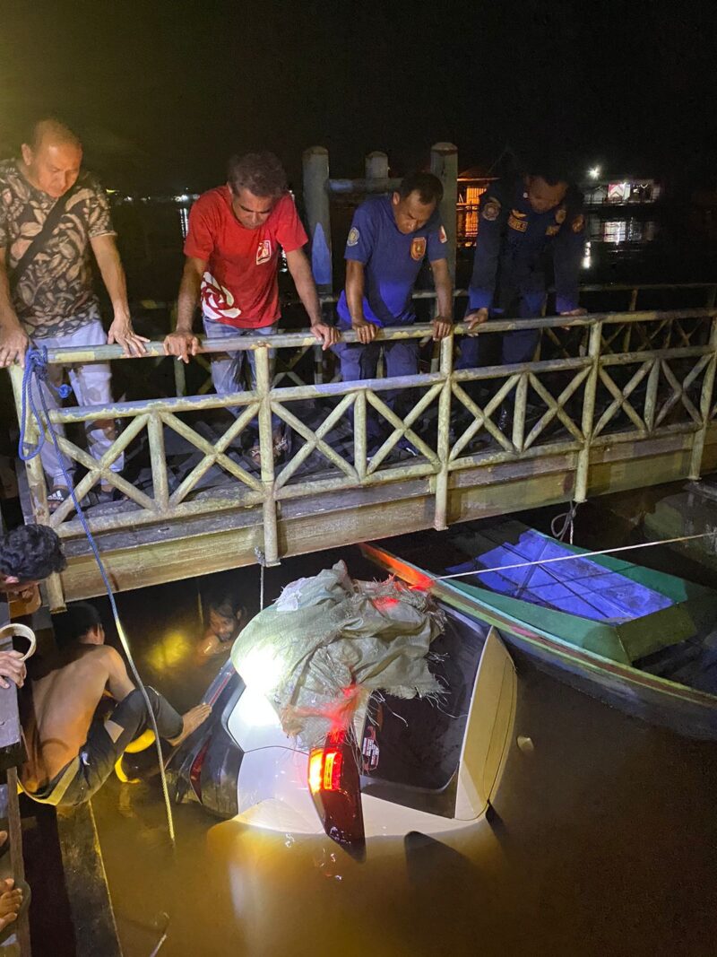 Mobil Rush Tercebur ke Sungai Arut