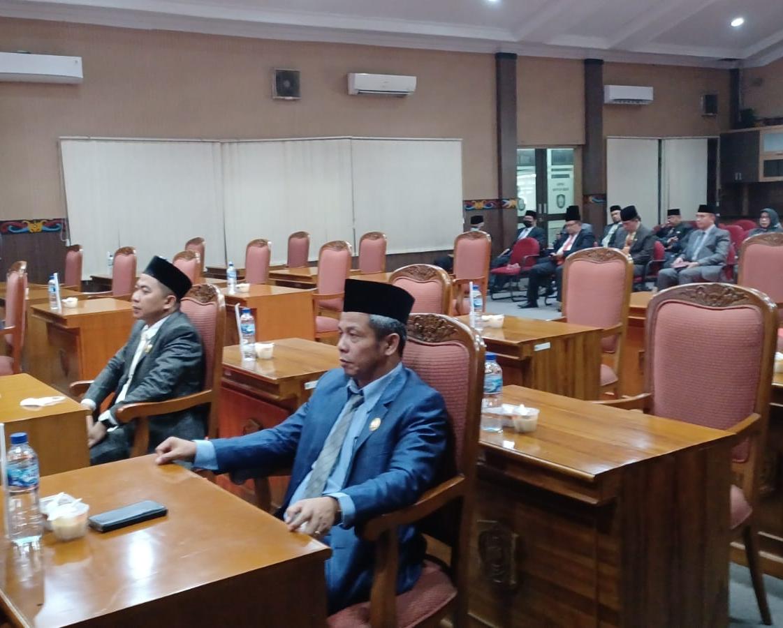 RAPAT: Anggota DPRD Kotim Ir SP Lomban Gaol saat menghadiri rapat paripurna, beberapa waktu lalu.