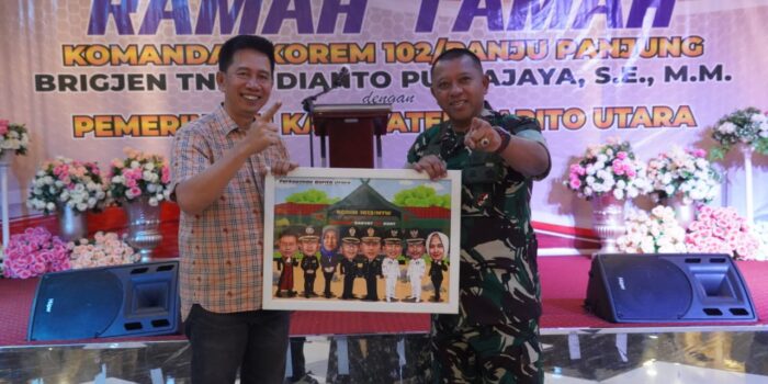 KOMPAK : Danrem 102/Pjg Brigjen TNI Yudianto Putrajaya, SE,MM foto bersama Bupati Barito Utara H. Nadalsyah