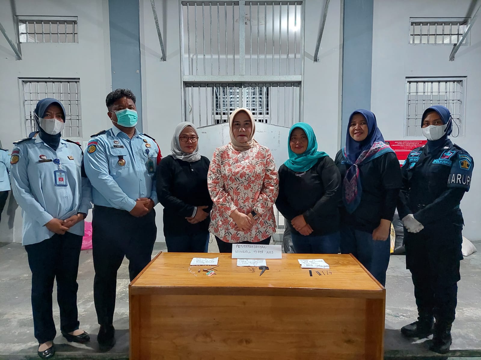 SIDAK : Kalapas Perempuan Kelas IIA Palangka Raya Sri Astiana bersama Tim Satopatnal menunjukkan barang-barang milik warga binaan yang berhasil diamanakan, Minggu (19/2/2023). FOTO IST