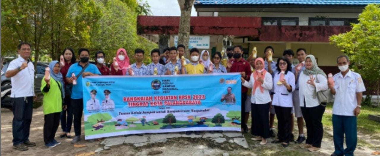 SOSIALIASI : DLH Kota Palangka Raya lakukan sosialisasi dibeberapa sekolah ajakan mengurangi sampah plastik, Rabu (22/2/2023). FOTO IST