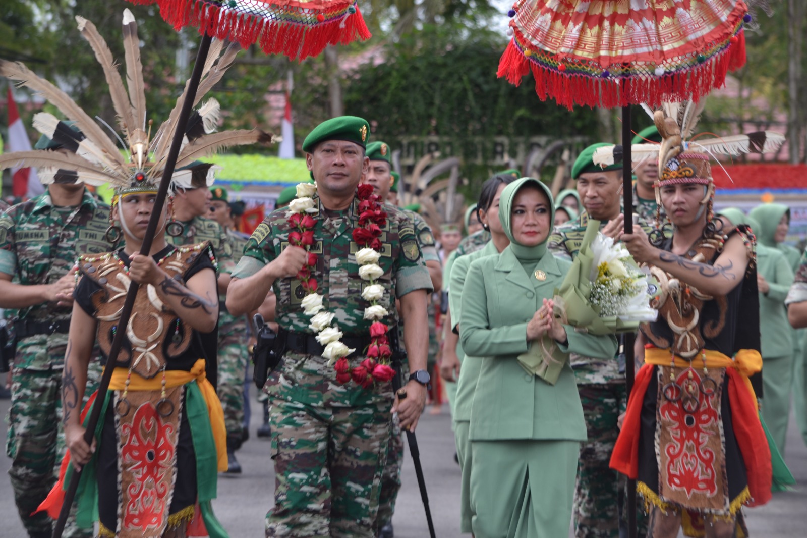 PENYAMBUTAN : Tradisi penyambutan Danrem 102/Pjg Brigjen TNI Bayu Permana di Makorem 102/Pjg, Jumat (24/2/2023). YUDA / KALTENG.CO