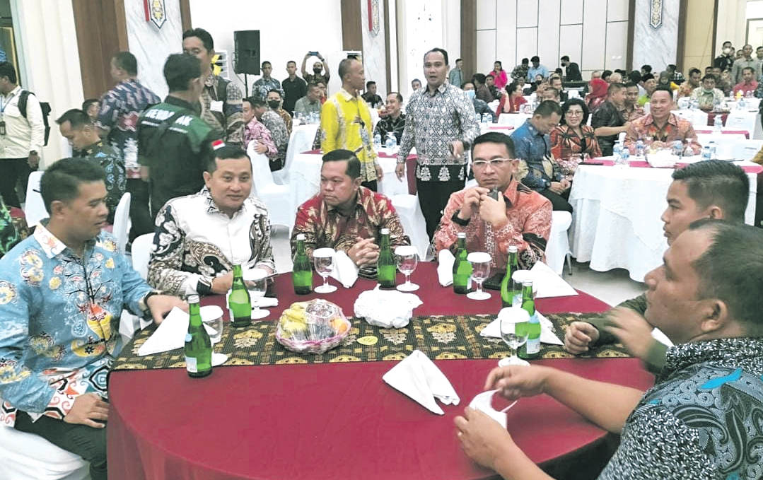 Wakil Ketua I Dewan Perwakilan Rakyat Daerah (DPRD) Kabupaten Kapuas Yohanes dan Kepala Kejaksaan Negeri Kapuas Luthcas Rohman, sata hadiri pisah sambut Danrem 102 Panju Panjung, Jumat malam (24/2).