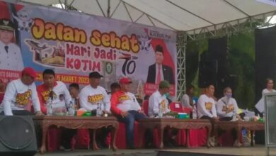 MENGHADIRI : Dandim 1015/Spt, Letkol Inf Abdul Hamid, SIP, hadiri Jalan Sehat dalam rangka memperingati HUT Kabupaten Kotawaringin Timur (Kotim) ke-70, di Taman Kota Sampit, Minggu (5/3/2023). FOTO IST