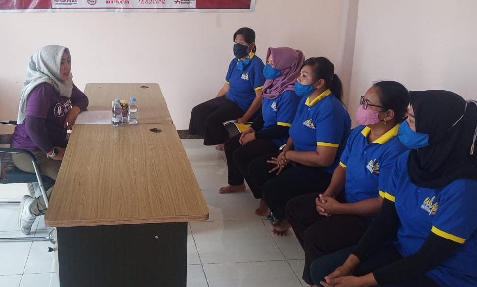 KONSELING PSIKOLOGI : Warga binaan Lapas Perempuan Palangka Raya tengah menerima konseling dari Psikolog yang tergabung dalam HIMPSI Kalteng, Selasa (7/3/2023). FOTO IST