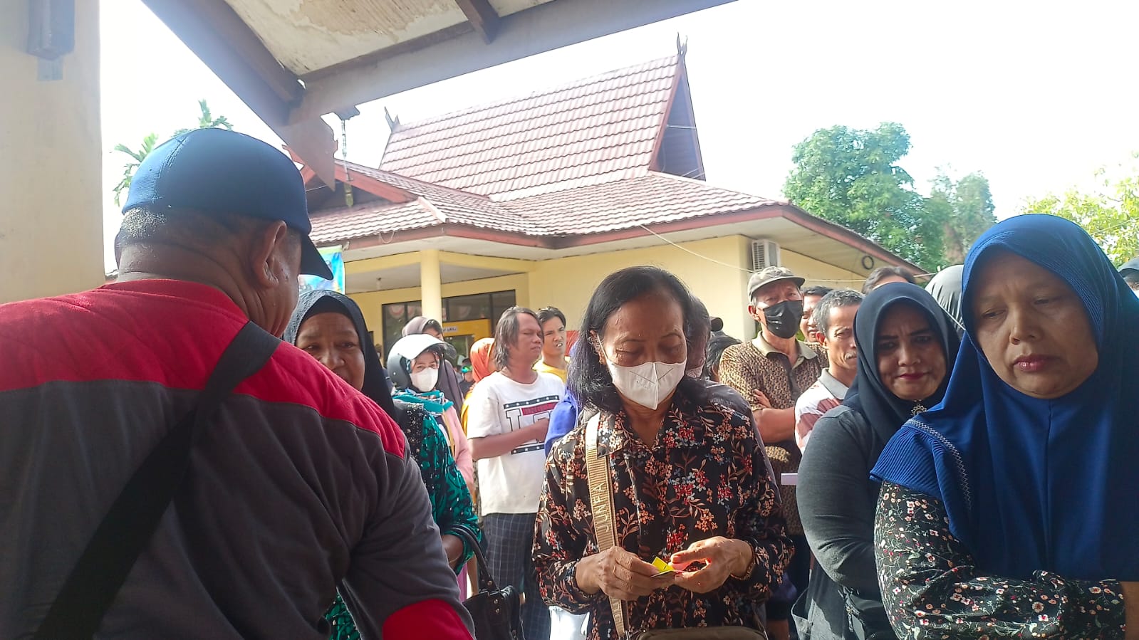PASAR MURAH : Warga Kelurahan Langkai antre membeli beras di pasar murah yang digelar di halaman kantor Kelurahan Langkai, Rabu, (8/3/2023) YUDA / KALTENG.CO