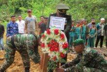 UPACARA PEMAKAMAN MILITER : Perwira Seksi Teritorial Kodim 1013/Mtw, Kapten Inf Mufit Asnari, pimpin upacara pemakaman jenazah Prada Sugandi, Jum’,at (17/3/2023). FOTO IST