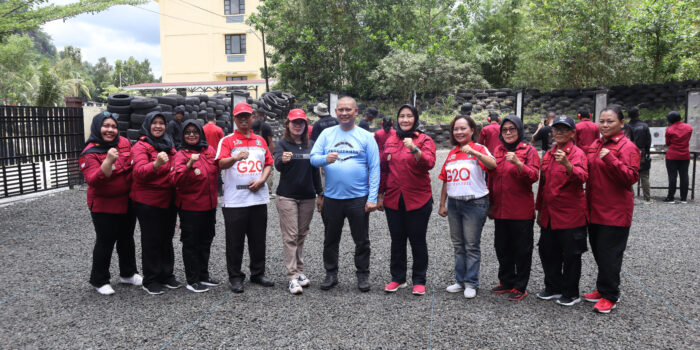 KOMPAK : Kakanwil Kemenkumham Kalteng Hendra Eka Putra, foto bersama jajarannya dalam kegiatan latihan menembak, Minggu (19/3/2023). FOTO IST