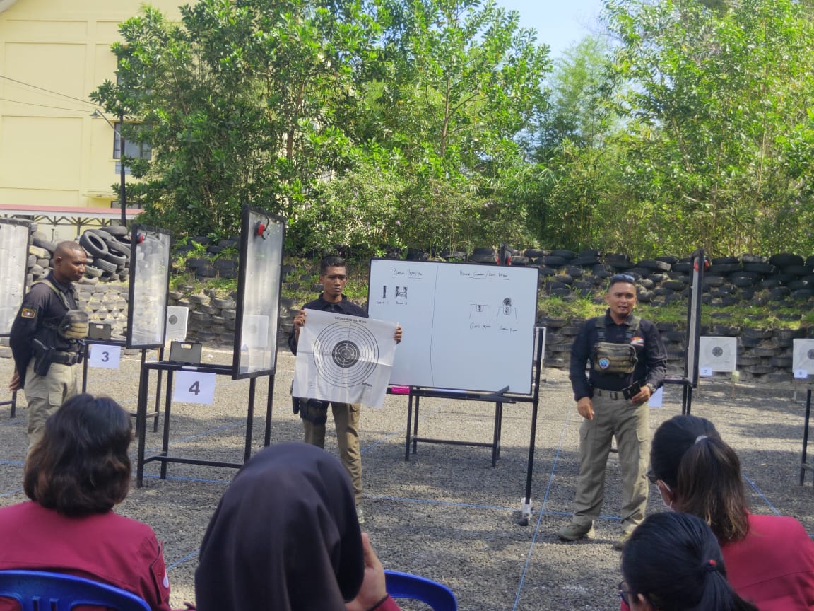 DENGARKAN ARAHAN : Peserta latihan menembak mendengarkan arahan dari instruktur sebelum memulai kegiatan. Minggu (19/3/2023). FOTO IST