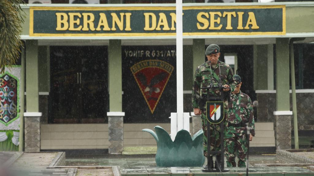 DIGUYUR HUJAN : Danyonif R 631/Atg Letkol Inf Dwi Harry Wibowo, S.E., M.M.Si pimpin upacara peringatan hari jadi Yonif R 631/Atg ke 64 meski di guyur hujan, Senin (20/03/2023). FOTO IST