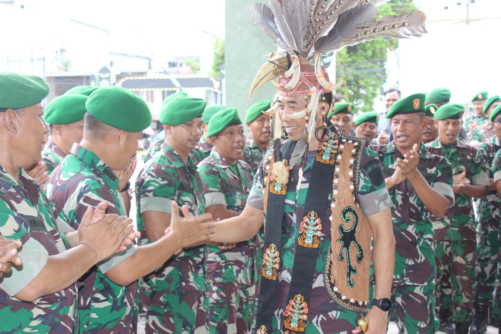 PENYAMBUTAN : Dandim 1016/Plk Letkol Czi Wiwid Wahyu Hidayat disambut seluruh prajurit Kodim 1016/Plk, Senin (20/03/2023).