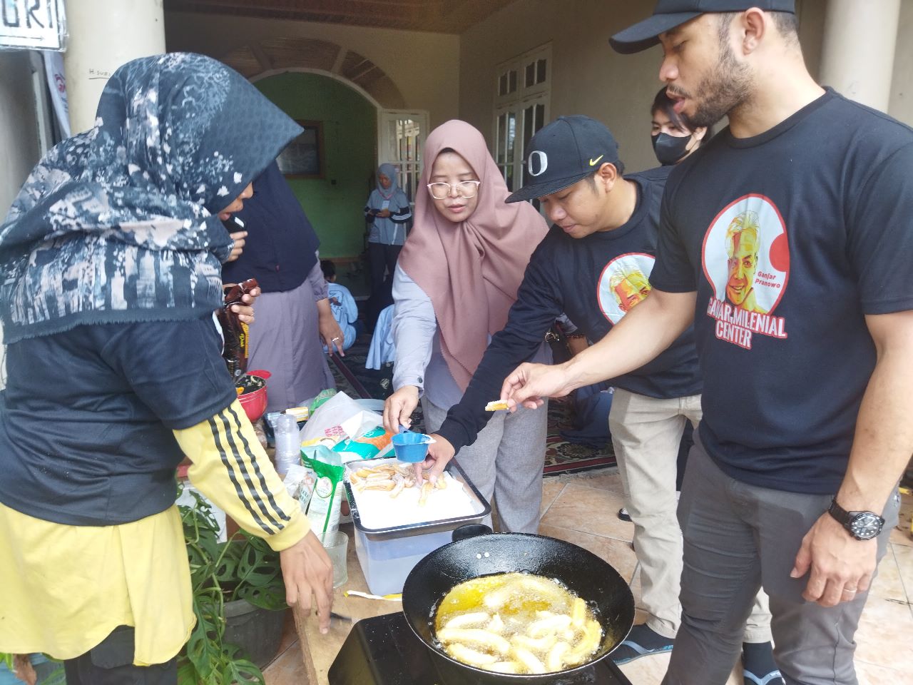 PELATIHAN : Ganjar Milenial Center (GMC) Kalteng melatih masyarakat membuat kue curos, di Jalan Mandumai, RT 12, Kelurahan Baamang Hilir, Kecamatan Baamang, Rabu (22/03/2023). FOTO IST