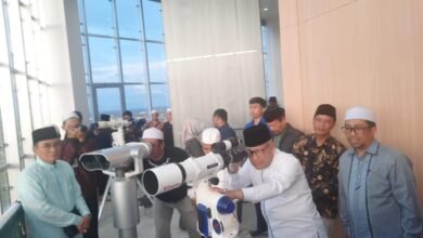 PANTAU HILAL : Kepala Kemenag Kalteng, H Noor Fahmi memantau secara langsung hilal di Menara Mesjid Raya Darussalam , Rabu (22/03/2023). FOTO IST