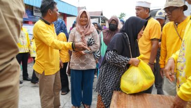 ANTUSIAS : Warga yang mengantri untuk mendapatkan paket sembako murah dalam operasi pasar yang digelar oleh Pemko melalui Disperindag, di Jalan Pelatuk, Kelurahan Palangka, Kamis (30/03/2023). YUDA / KALTENG.CO